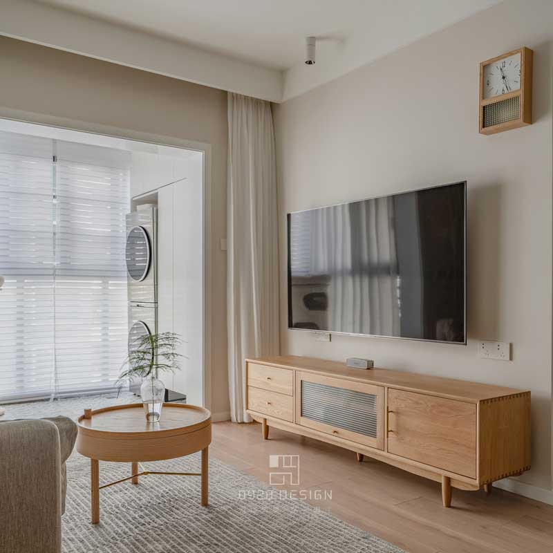 電視插座全部暗藏，整潔干凈。臺面的插座是為了后續(xù)增加游戲機等預留的插座，方便小姐姐健身玩游戲。