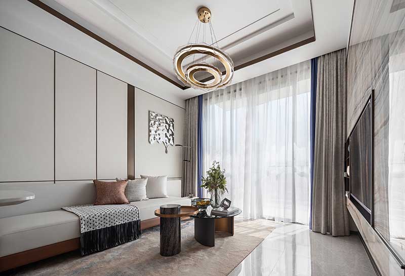 △四層 客廳上疊為三層疊墅,于四層入戶,四層客餐廳容納家人歡語,郎闊景觀陽臺盛放生活的美好期許;向上五層,為起居空間,滿足家族式的度假需求;六層為頂層私家大露臺。在空間材質(zhì)上選用布料、皮革、金屬等作為主要材質(zhì)表現(xiàn),幾種不同材質(zhì)之間的轉(zhuǎn)換碰撞,激活出豐富和諧的空間情緒。在空間色彩上以大面積溫潤的灰白調(diào)子,搭配大氣穩(wěn)重的深棕色,置入金色勾勒細(xì)節(jié),提升空間高級質(zhì)感,再鑲嵌一點(diǎn)靜謐的克萊因藍(lán),賦予空間神秘魅力,打造出低調(diào)而高貴的輕奢美宅。 △四層 客廳上疊為三層疊墅,于四層入戶,四層客餐廳容納家人歡語,郎闊景觀陽臺盛放生活的美好期許;向上五層,為起居空間,滿足家族式的度假需求;六層為頂層私家大露臺。在空間材質(zhì)上選用布料、皮革、金屬等作為主要材質(zhì)表現(xiàn),幾種不同材質(zhì)之間的轉(zhuǎn)換碰撞,激活出豐富和諧的空間情緒。在空間色彩上以大面積溫潤的灰白調(diào)子,搭配大氣穩(wěn)重的深棕色,置入金色勾勒細(xì)節(jié),提升空間高級質(zhì)感,再鑲嵌一點(diǎn)靜謐的克萊因藍(lán),賦予空間神秘魅力,打造出低調(diào)而高貴的輕奢美宅。