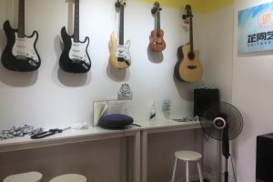 音樂(lè)教室裝修效果圖簡(jiǎn)易現(xiàn)代風(fēng)懸掛收納設(shè)計(jì)圖