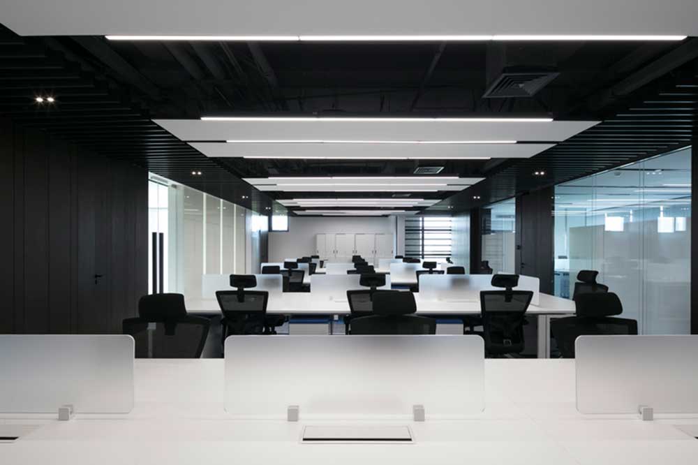 大鵬新區(qū)鑫園廣場(chǎng)現(xiàn)代風(fēng)格辦公室裝修辦公區(qū)燈具