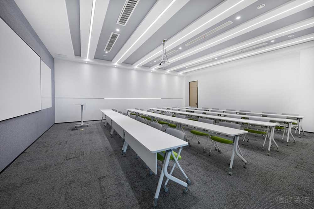 深圳市龍華區(qū)鴻榮源天俊現(xiàn)代簡約風(fēng)格辦公室裝修培訓(xùn)室