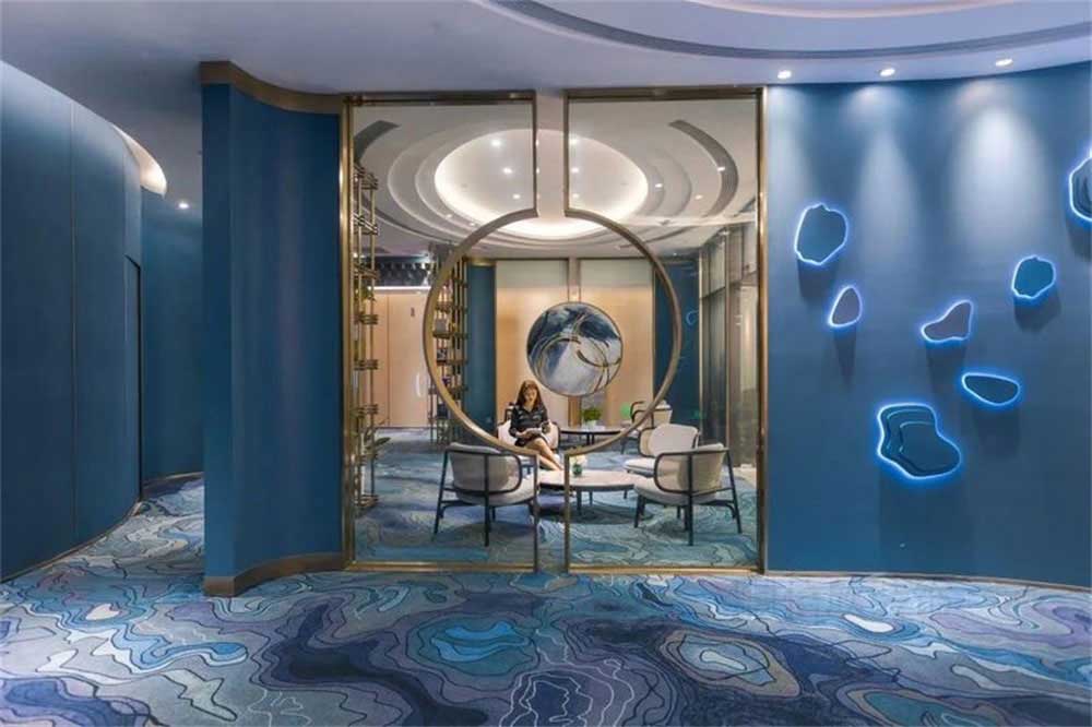 深圳龍崗藍(lán)調(diào)輕奢風(fēng)格酒吧裝修設(shè)計(jì)鈦金不銹鋼圓形屏風(fēng)隔斷 深圳龍崗藍(lán)調(diào)輕奢風(fēng)格酒吧裝修設(shè)計(jì)鈦金不銹鋼圓形屏風(fēng)隔斷