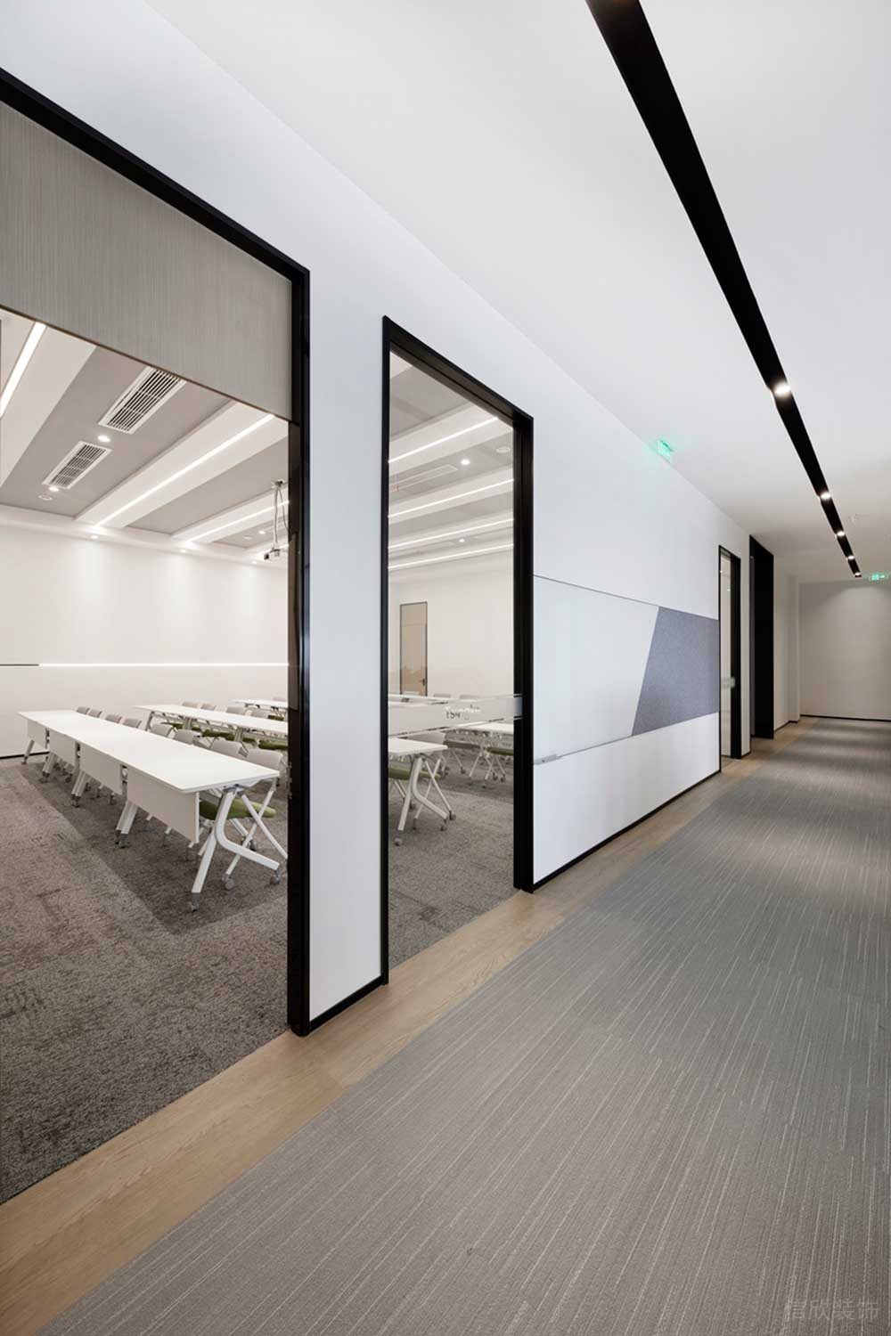 深圳市龍華區(qū)鴻榮源天俊現(xiàn)代簡約風(fēng)格辦公室裝修培訓(xùn)室走廊
