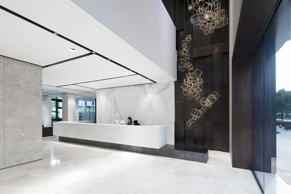 大鵬新區(qū)鑫園廣場(chǎng)現(xiàn)代風(fēng)格辦公室裝修大堂