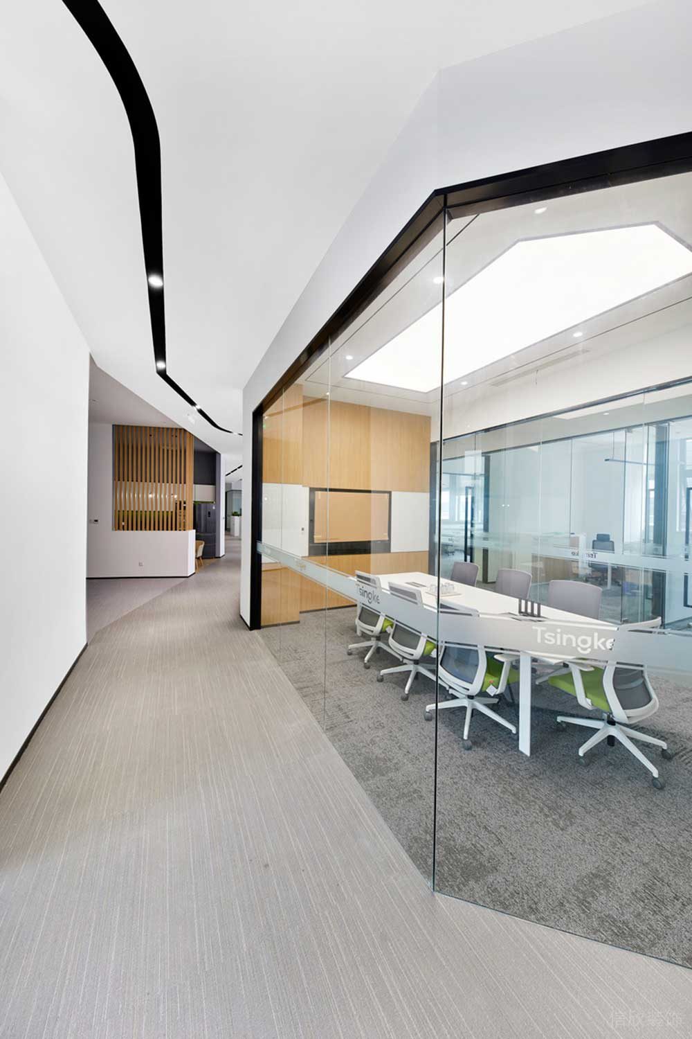 深圳市龍華區(qū)鴻榮源天俊現(xiàn)代簡約風(fēng)格辦公室裝修玻璃隔斷