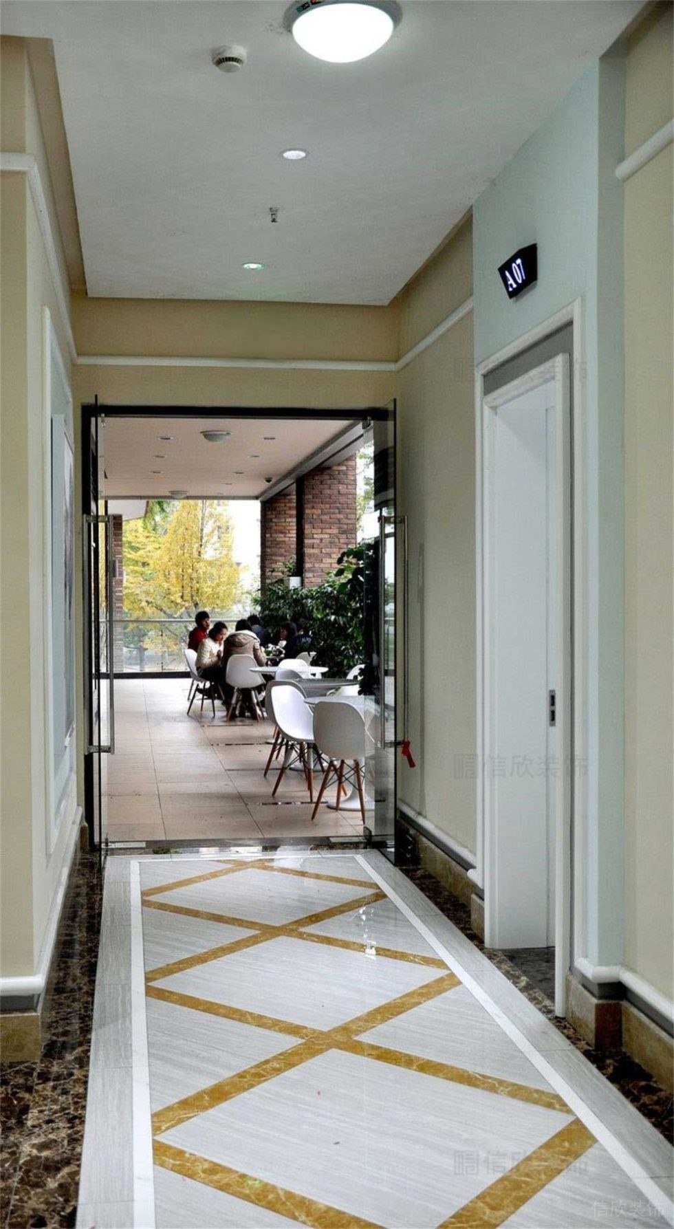 培訓(xùn)教室裝修戶外陽(yáng)臺(tái)洽談區(qū)