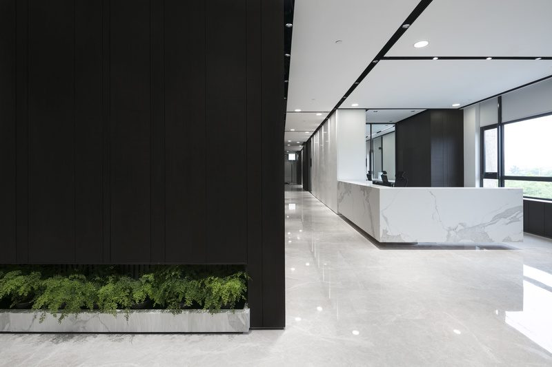 大鵬新區(qū)鑫園廣場(chǎng)現(xiàn)代風(fēng)格辦公室裝修辦公區(qū)服務(wù)臺(tái)