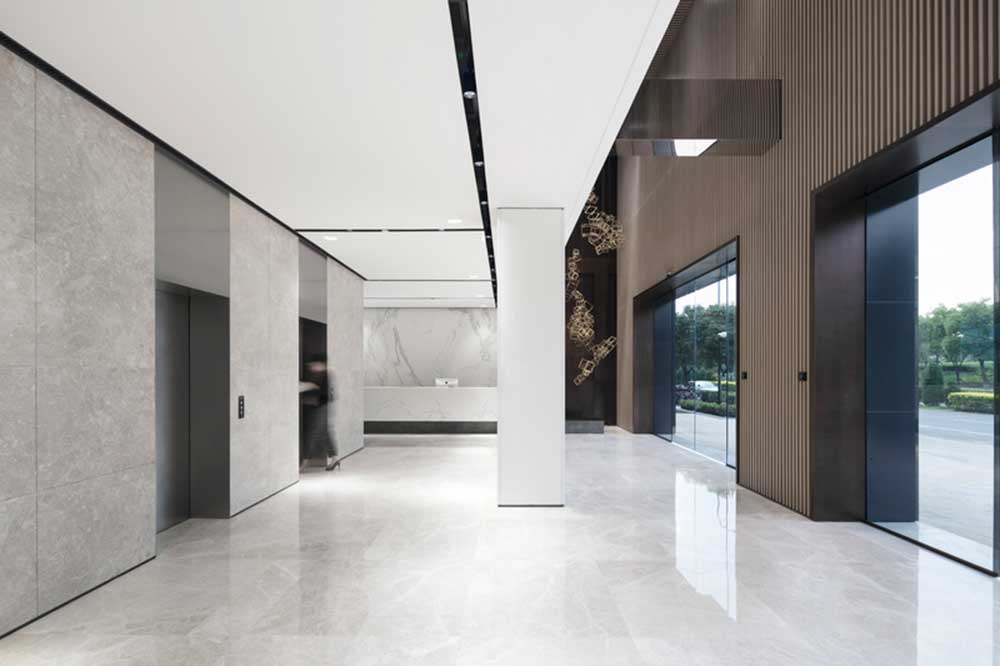 大鵬新區(qū)鑫園廣場(chǎng)現(xiàn)代風(fēng)格辦公室裝修大堂電梯廳