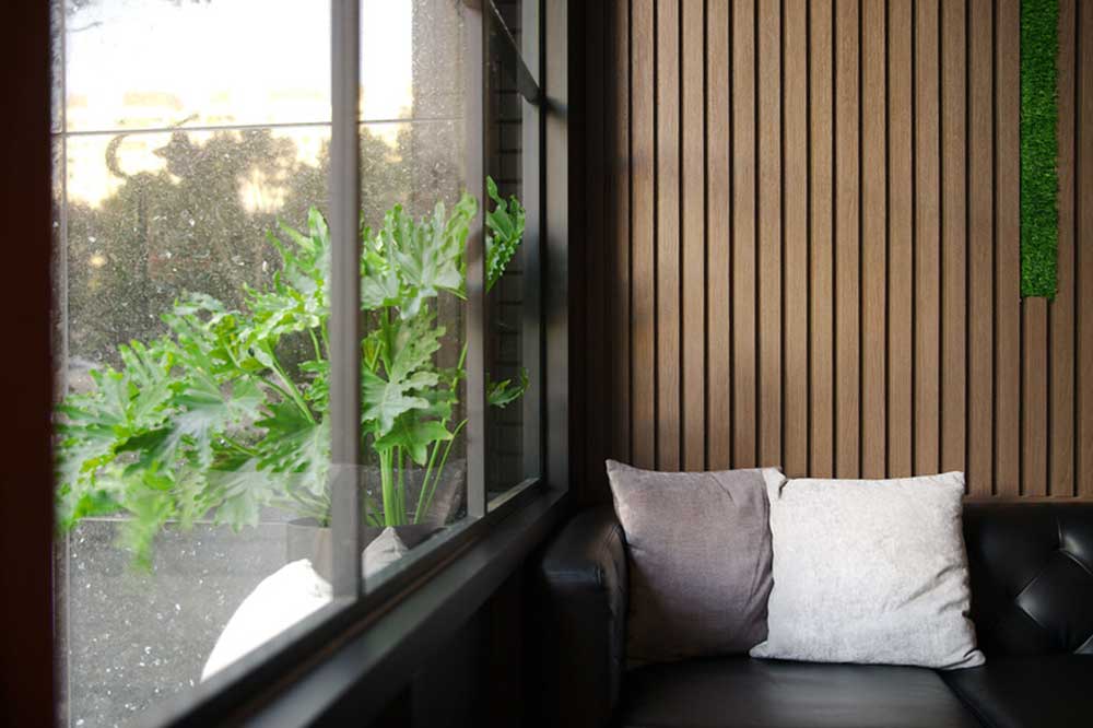 寶安華僑城瑞灣府簡(jiǎn)約風(fēng)格辦公室裝修柚木色格柵飾面板 寶安華僑城瑞灣府簡(jiǎn)約風(fēng)格辦公室裝修柚木色格柵飾面板