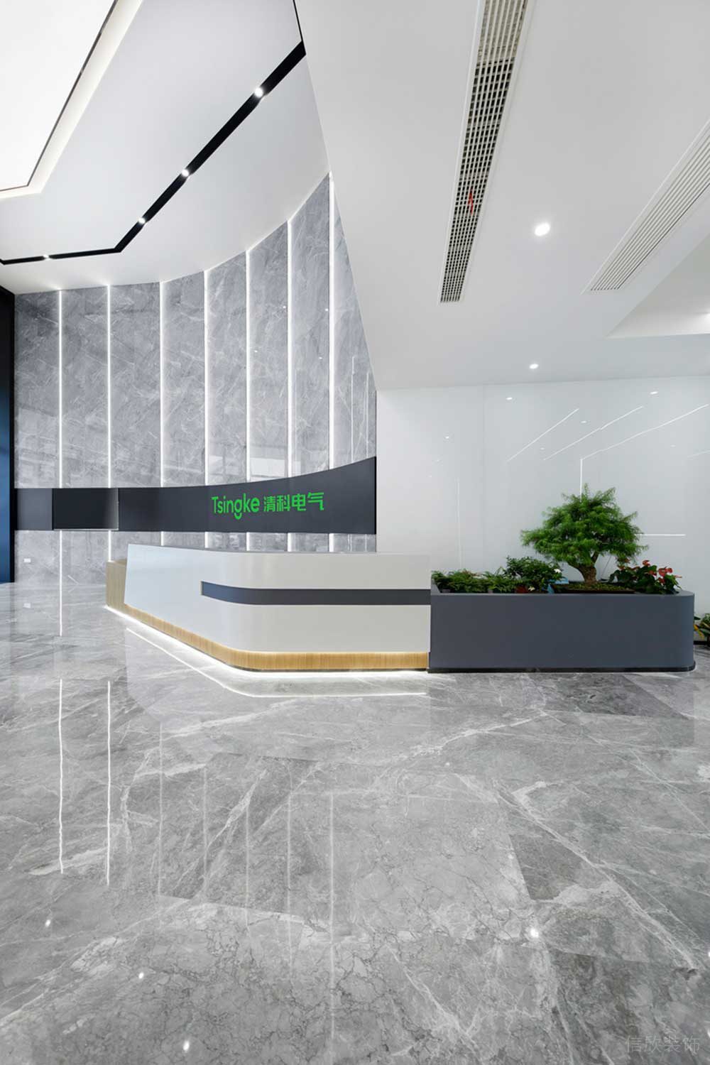 深圳市龍華區(qū)鴻榮源天俊現(xiàn)代簡約風(fēng)格辦公室裝修灰色大理石地面