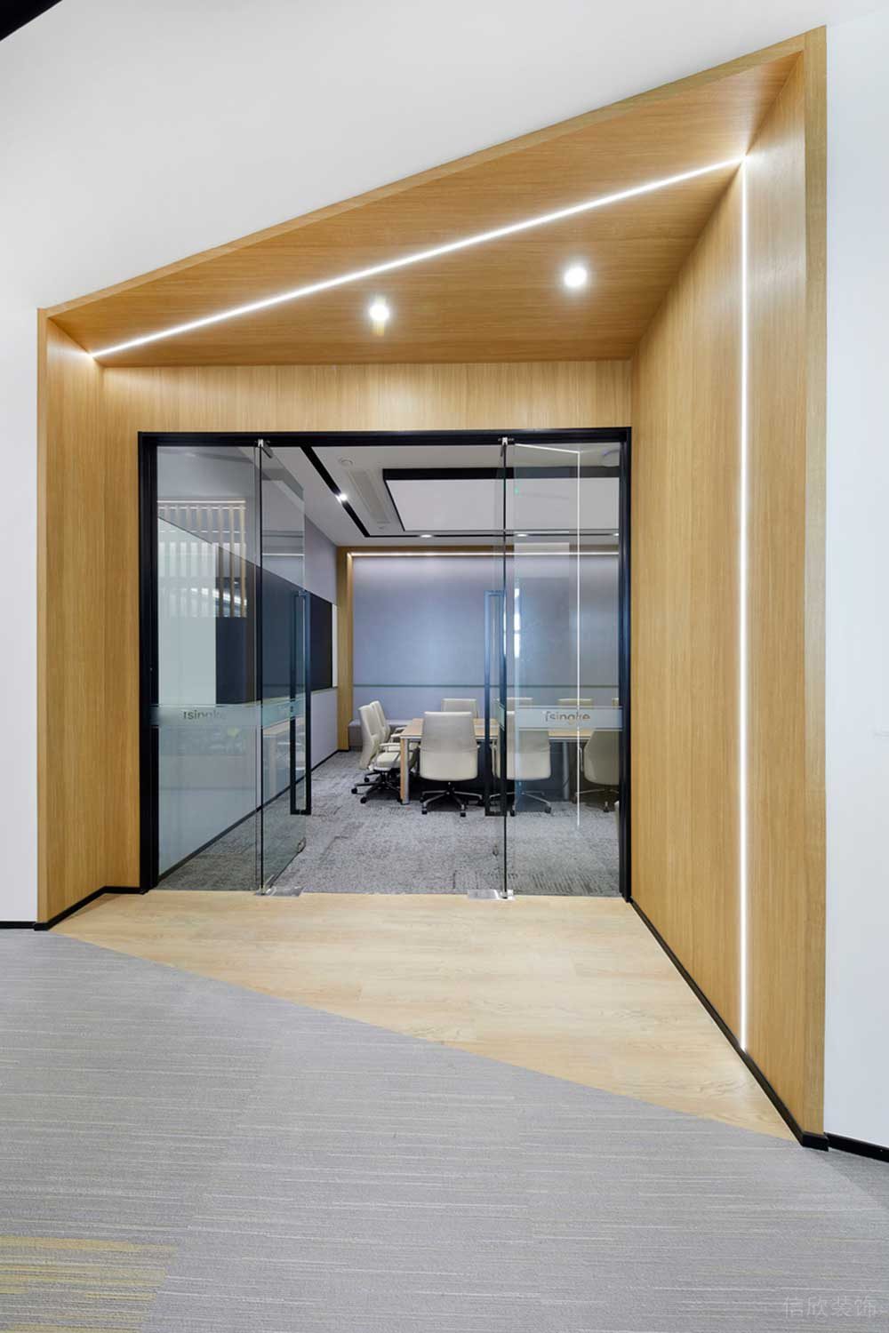 深圳市龍華區(qū)鴻榮源天俊現(xiàn)代簡約風(fēng)格辦公室裝修座談接待室入口