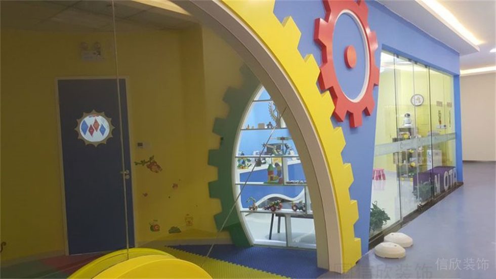 藝術(shù)培訓(xùn)中心裝修黃色的拱形門