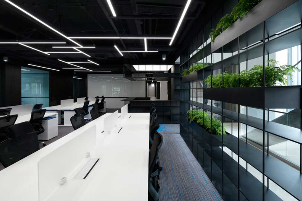大鵬新區(qū)鑫園廣場(chǎng)現(xiàn)代風(fēng)格辦公室裝修辦公區(qū)綠植層架隔斷