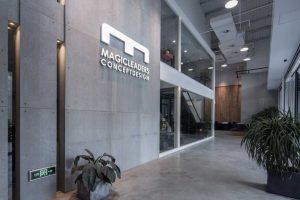 現(xiàn)代灰色辦公室裝修效果圖白色字體字母形象設(shè)計過道工業(yè)風(fēng)