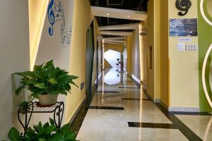 音樂教育機(jī)構(gòu)大理石過道環(huán)形豹紋幾何造型天花鏤空設(shè)計圖