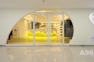 墻體橢圓形弧線平推玻璃門店鋪中形象版設(shè)計圖