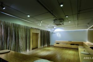 原木風(fēng)階梯過(guò)道教室裝修效果圖舞蹈教室工業(yè)簡(jiǎn)潔現(xiàn)代風(fēng)投影設(shè)計(jì)