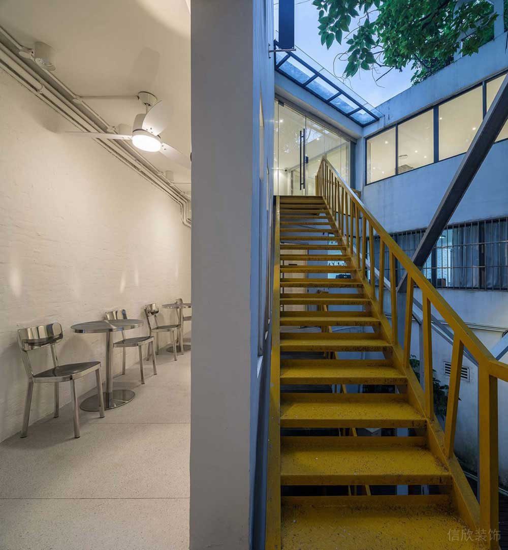 工業(yè)風(fēng)商務(wù)辦公場(chǎng)所過廊樓梯裝修圖