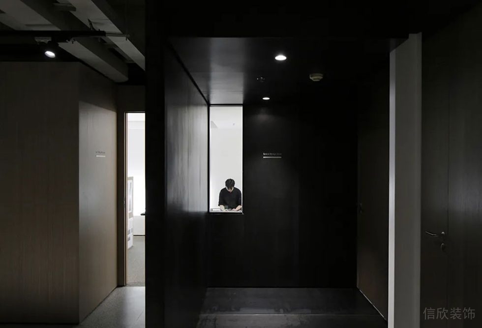 工業(yè)風(fēng)商務(wù)辦公場(chǎng)所過廊裝修圖