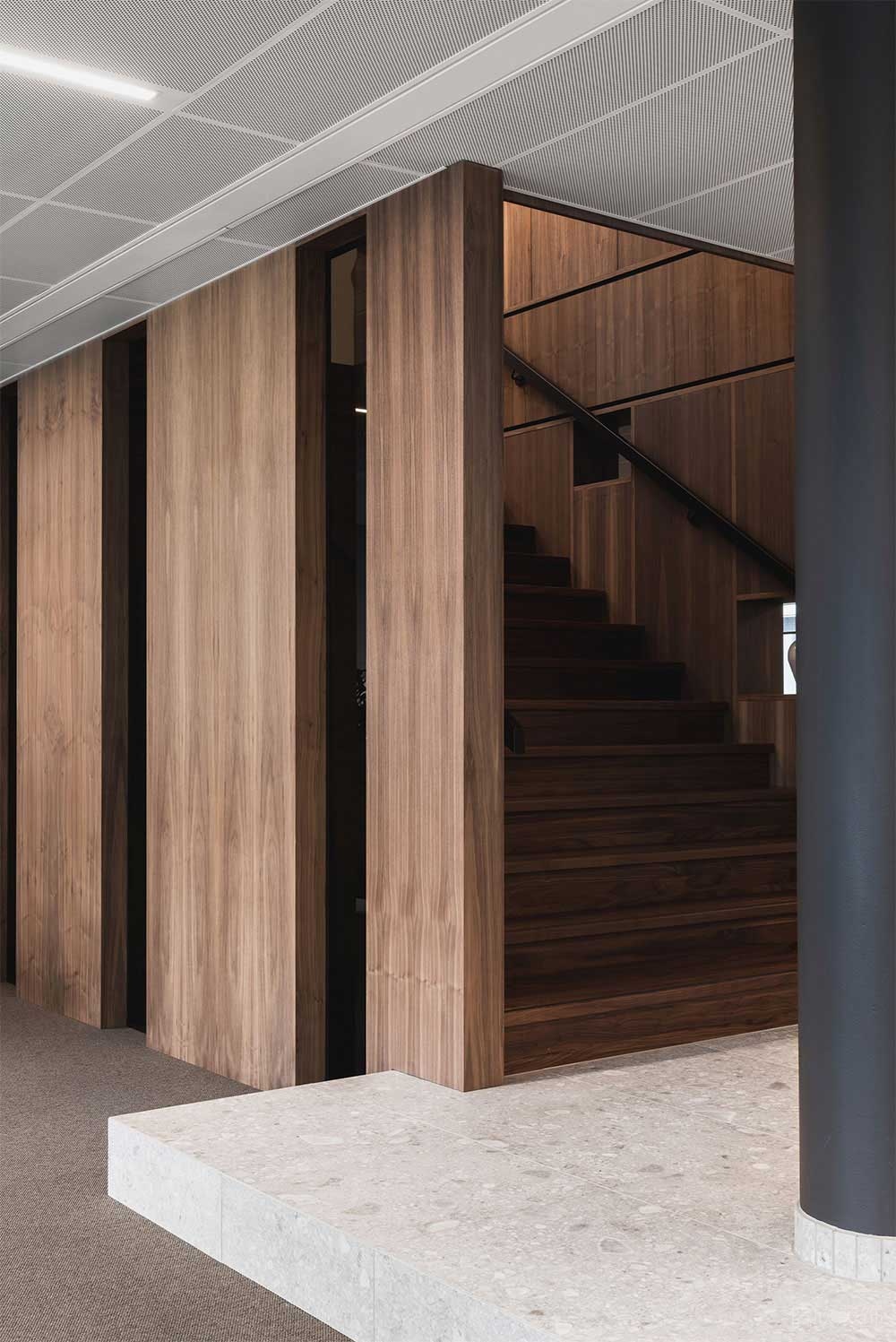 簡約風(fēng)格商務(wù)辦公空間樓梯入口裝修圖