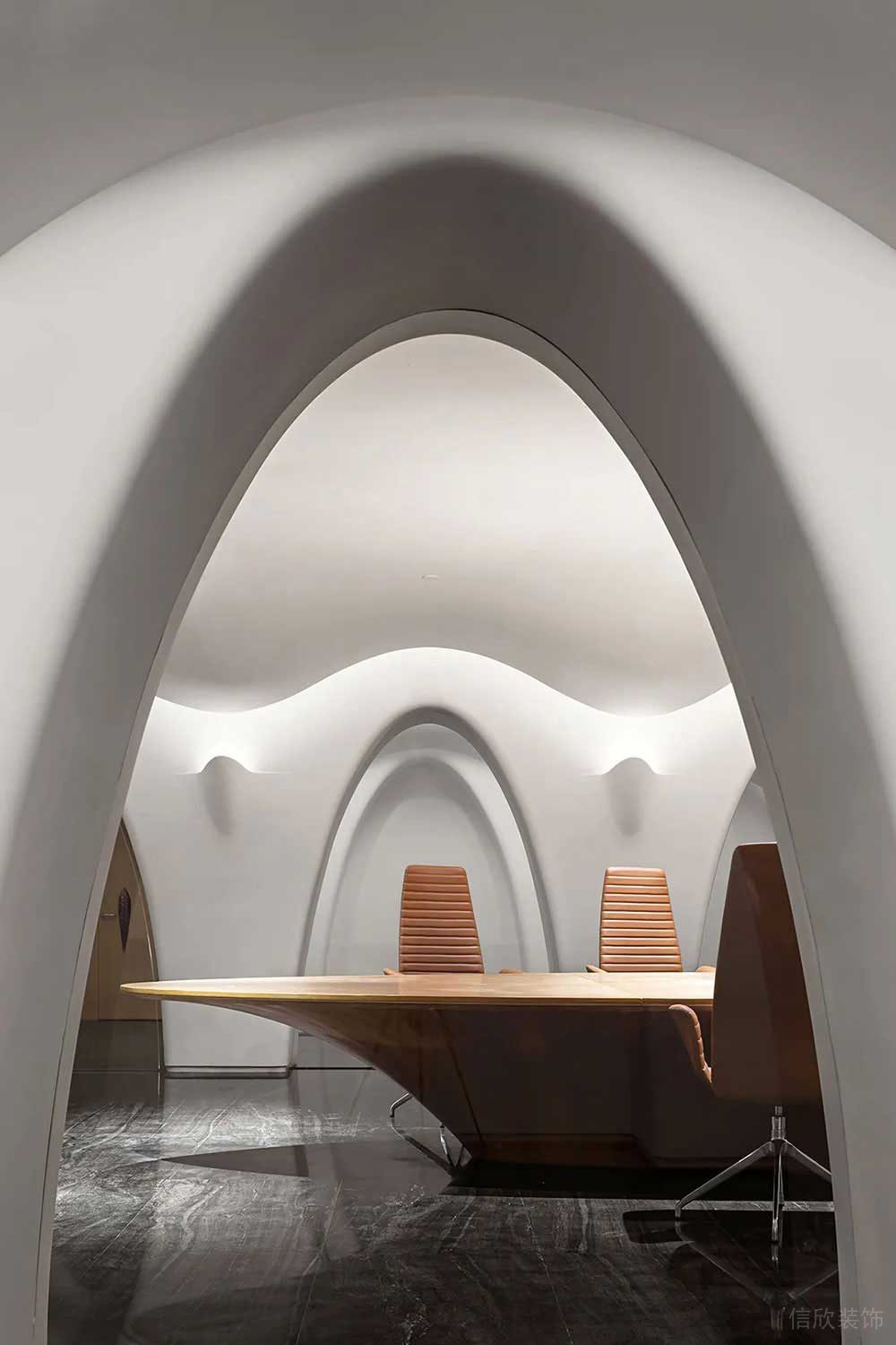 現(xiàn)代風(fēng)格辦公室特色商務(wù)會(huì)議室裝修圖