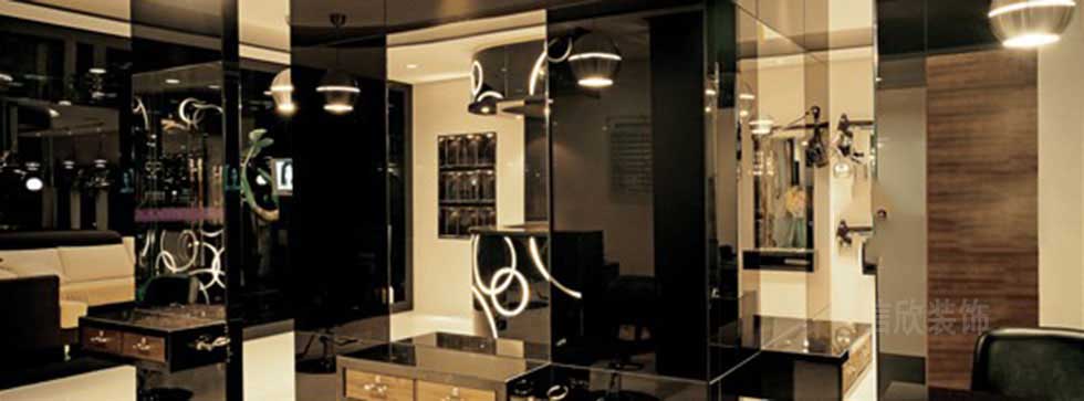 理發店深色的理發臺帶鏡子