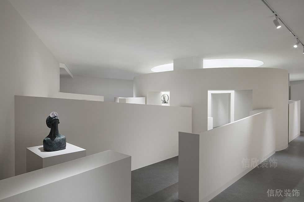 辦公室純白極簡風(fēng)裝修現(xiàn)代工作室斜坡直線走廊效果圖