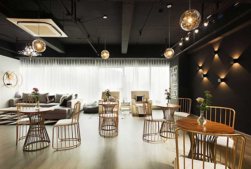 黑色時(shí)尚美容店休息區(qū)裝修設(shè)計(jì)