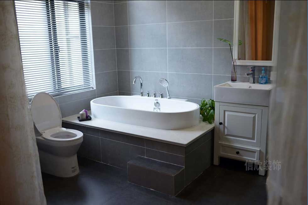 衛生間白色橢圓形小浴缸