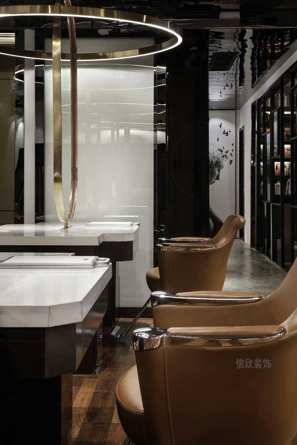 美發店燙染區黃色皮質椅子