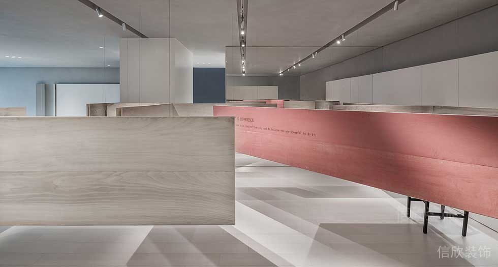 工作室木質(zhì)地板裝修效果圖半墻紅色設(shè)計圖