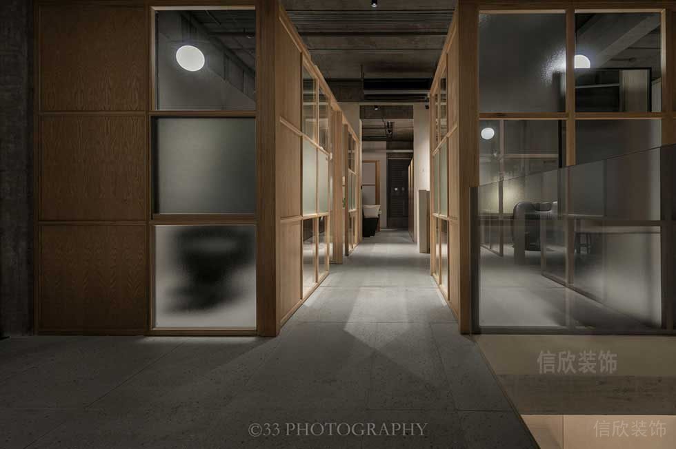 實木設(shè)計磨砂玻璃裝修設(shè)計水磨石天花創(chuàng)意過道工作室木質(zhì)