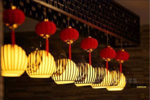 中式木質(zhì)燈籠餐廳裝修鏤空墻體設(shè)計(jì)懸掛區(qū)餐廳效果圖