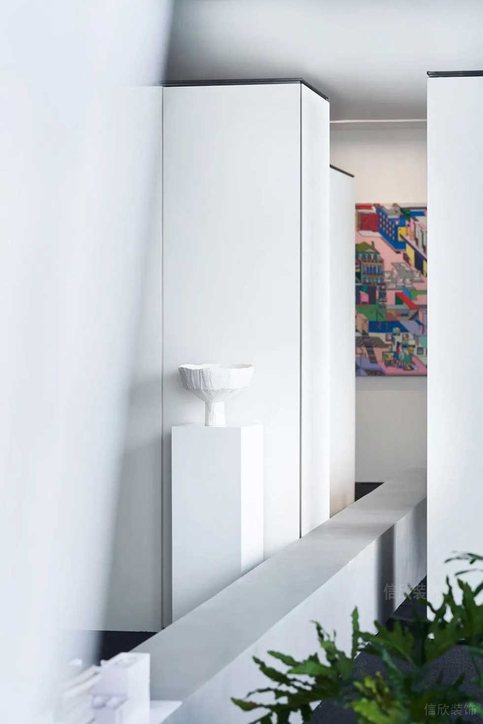 極簡風(fēng)格商務(wù)辦公室過道空間藝術(shù)陳設(shè)效果圖