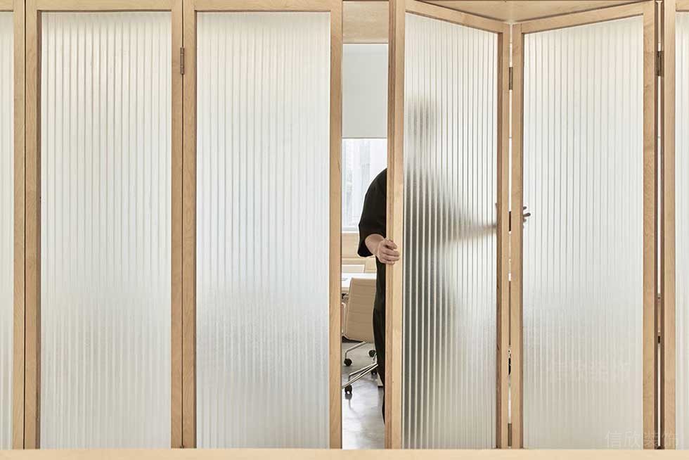 現(xiàn)代北歐風辦公空間會議室折疊式玻璃門效果圖
