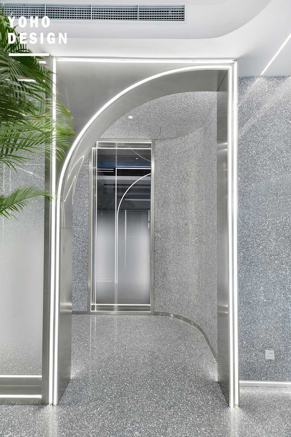 現(xiàn)代風(fēng)格商務(wù)辦公室走廊不銹鋼線條燈藝術(shù)門套效果圖