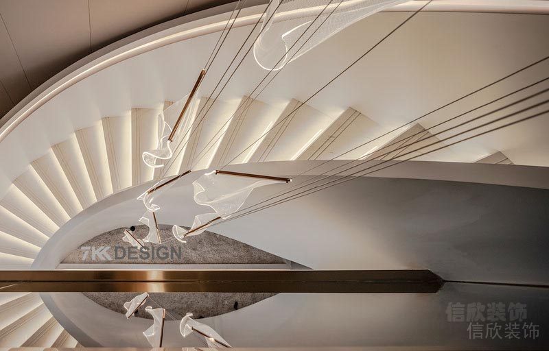 奶油白色旋轉樓梯大理石輕奢風裝修辦公室過道裝修設計