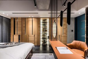 主臥裝修效果圖墻體黑色鏤空隔斷效果皮革沙發(fā)橙色設(shè)計木質(zhì)墻體設(shè)計圖