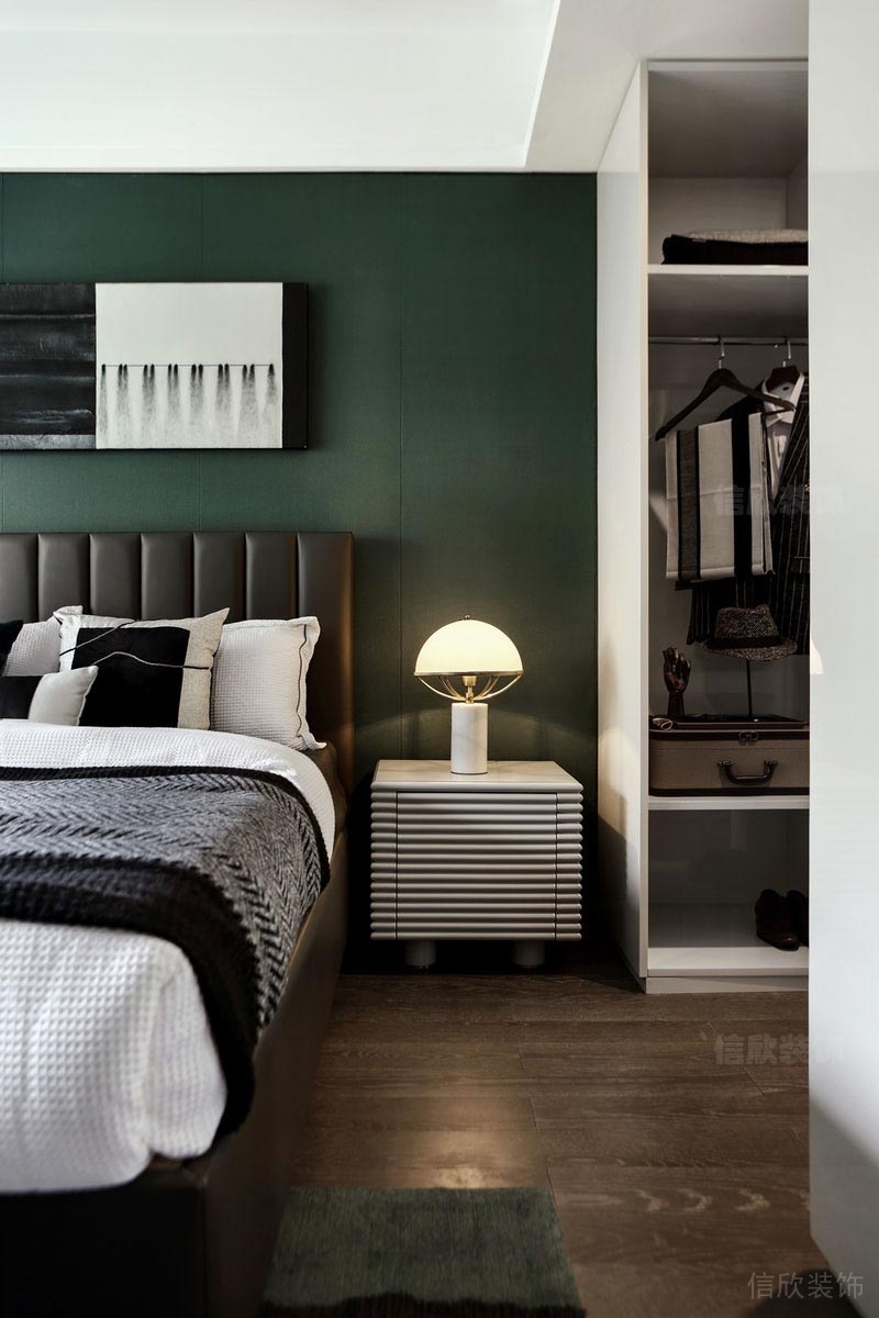 墨綠色墻體設計效果深色木質地板臥室效果
