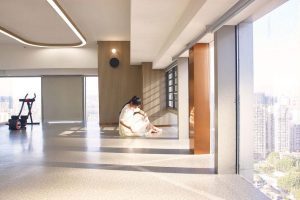 磨石地板辦公室健身房裝修效果圖開放式區(qū)域環(huán)形天花led燈帶效果