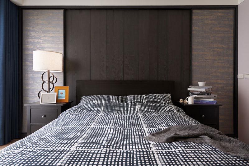 客房裝修效果對(duì)稱式床頭柜裝修原木風(fēng)深色效果圖