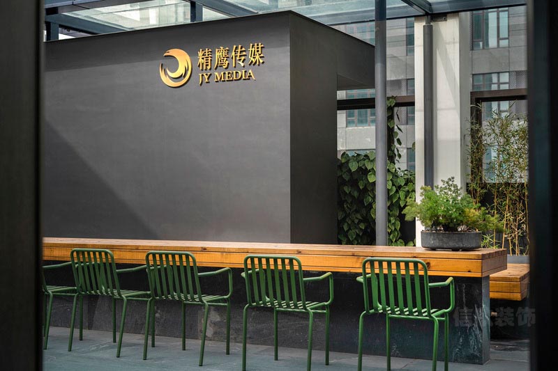 田園風(fēng)的原木的辦公臺(tái)