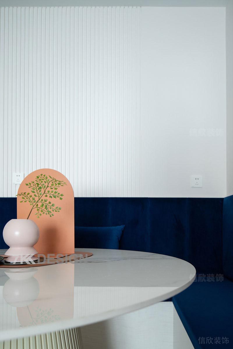 餐廳墻面白色豎條紋護墻板效果圖