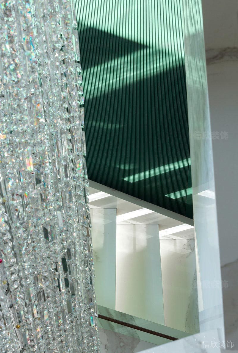 大型的水晶吊頂，增添的視覺上的沖擊感和歐美風(fēng)的元素點綴。