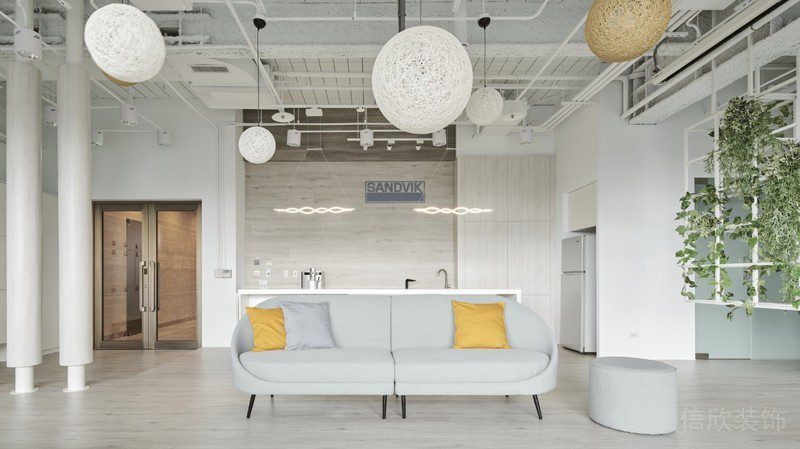 對稱式奶油系沙發(fā)過道休息區(qū)編制鏤空圓形燈籠天花吊頂工業(yè)風效果圖工作室