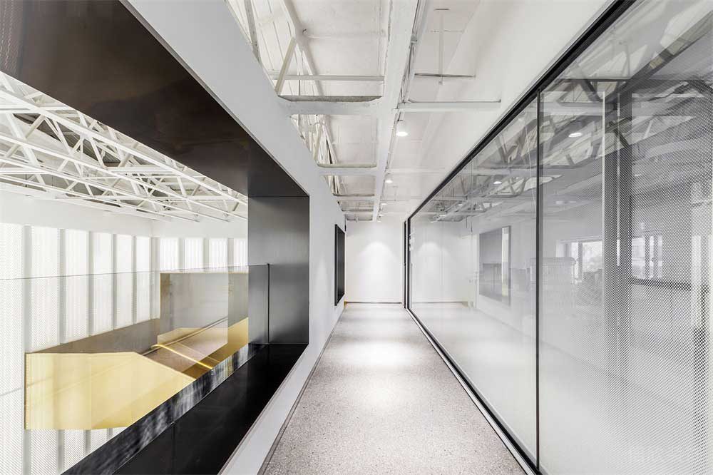 漸變玻璃水磨石地板金屬框架黑白色調(diào)簡約風(fēng)辦公室效果