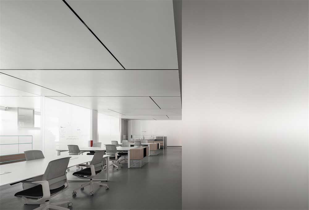 深圳福田800平方現(xiàn)代簡約風(fēng)格辦公室裝修辦公區(qū)天花 深圳福田800平方現(xiàn)代簡約風(fēng)格辦公室裝修辦公區(qū)天花