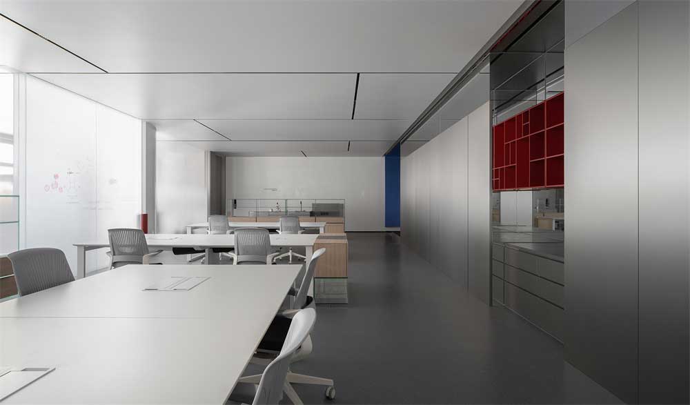 深圳福田800平方現(xiàn)代簡約風(fēng)格辦公室裝修辦公區(qū)棗紅色裝飾展示柜 深圳福田800平方現(xiàn)代簡約風(fēng)格辦公室裝修辦公區(qū)棗紅色裝飾展示柜