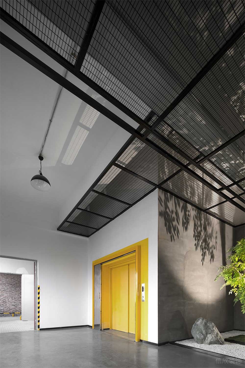 電梯等候區(qū)域裝修黃色效果圖金屬鏤空天花過道效果