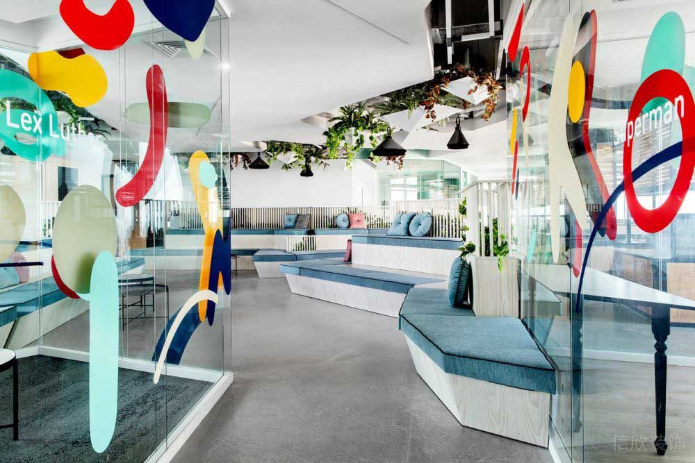 藍(lán)色系辦公區(qū)方形玻璃隔斷線條天花吊頂裝修設(shè)計